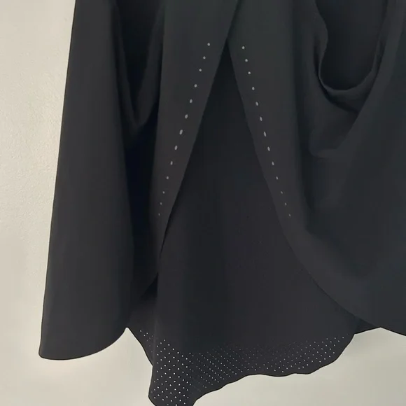 Lululemon fitness top, black, size 4 - Picture 5 of 5